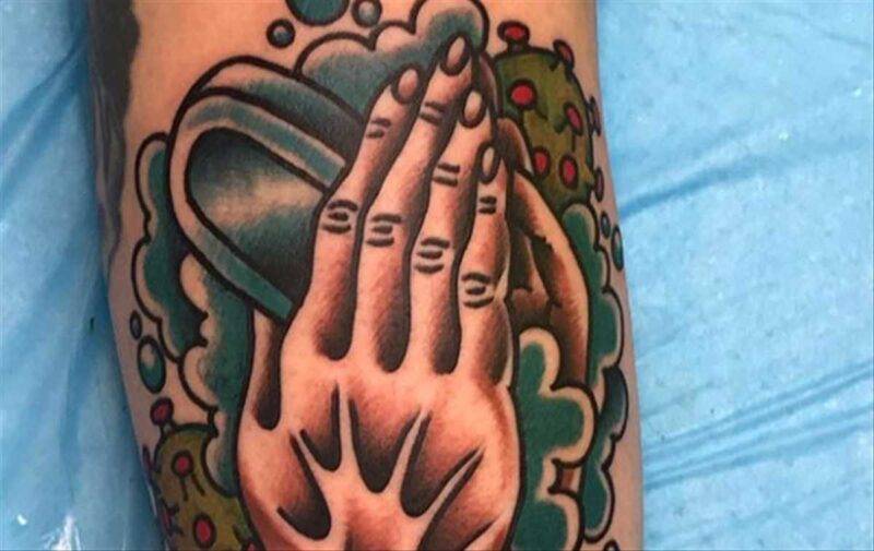 Tatuaggio mani coronavirus
