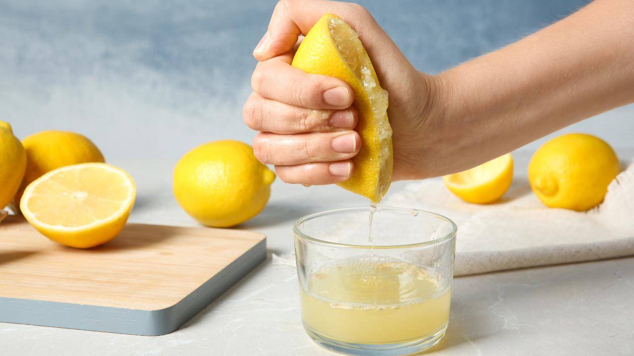 Spremi il succo di limone senza tagliarlo Scopri come! VIDEO