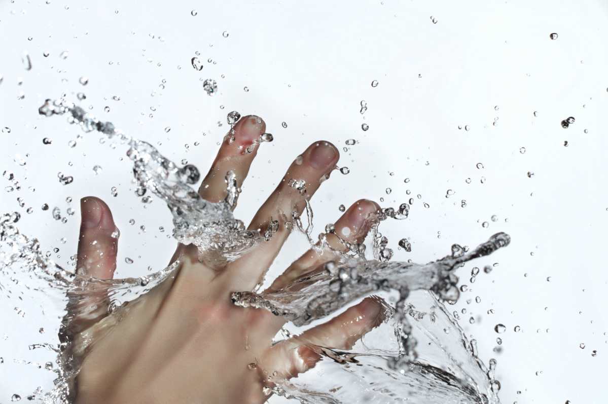 Le mani immerse in acqua raggrinziscono la reale motivazione