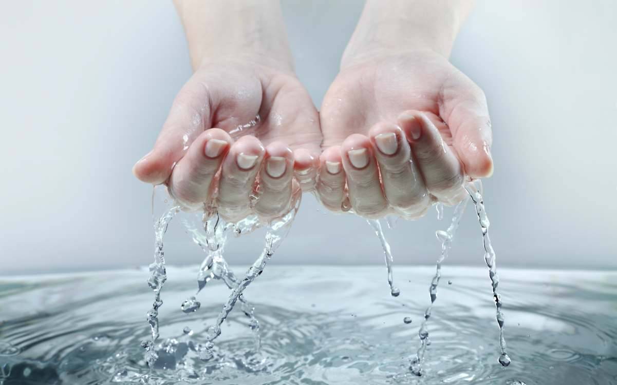 Mani in acqua raggrinzite il vero sorprendente motivo
