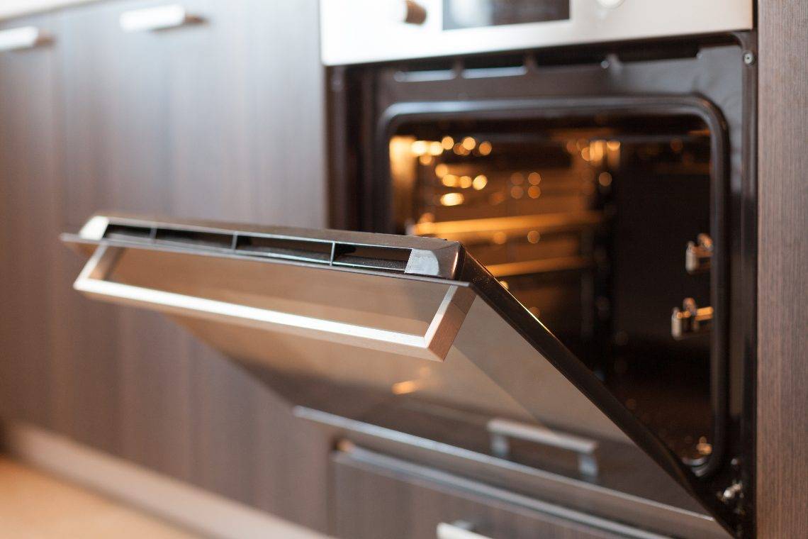 Come pulire il vetro del forno: il trucco imperdibile! 