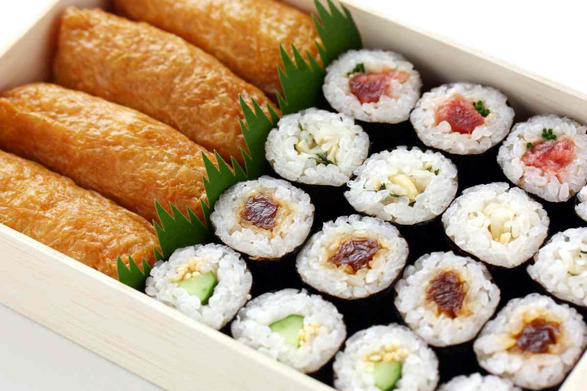 Bento box con inarizushi e maki