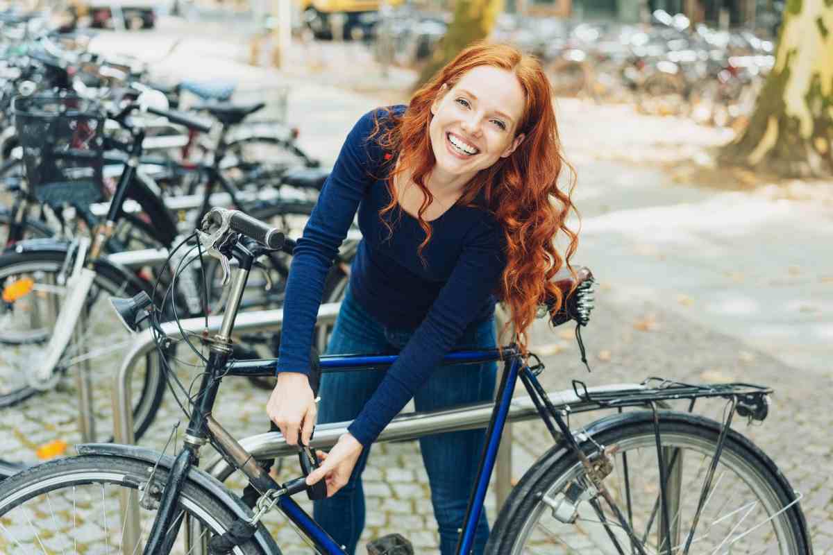 Donna con bicicletta