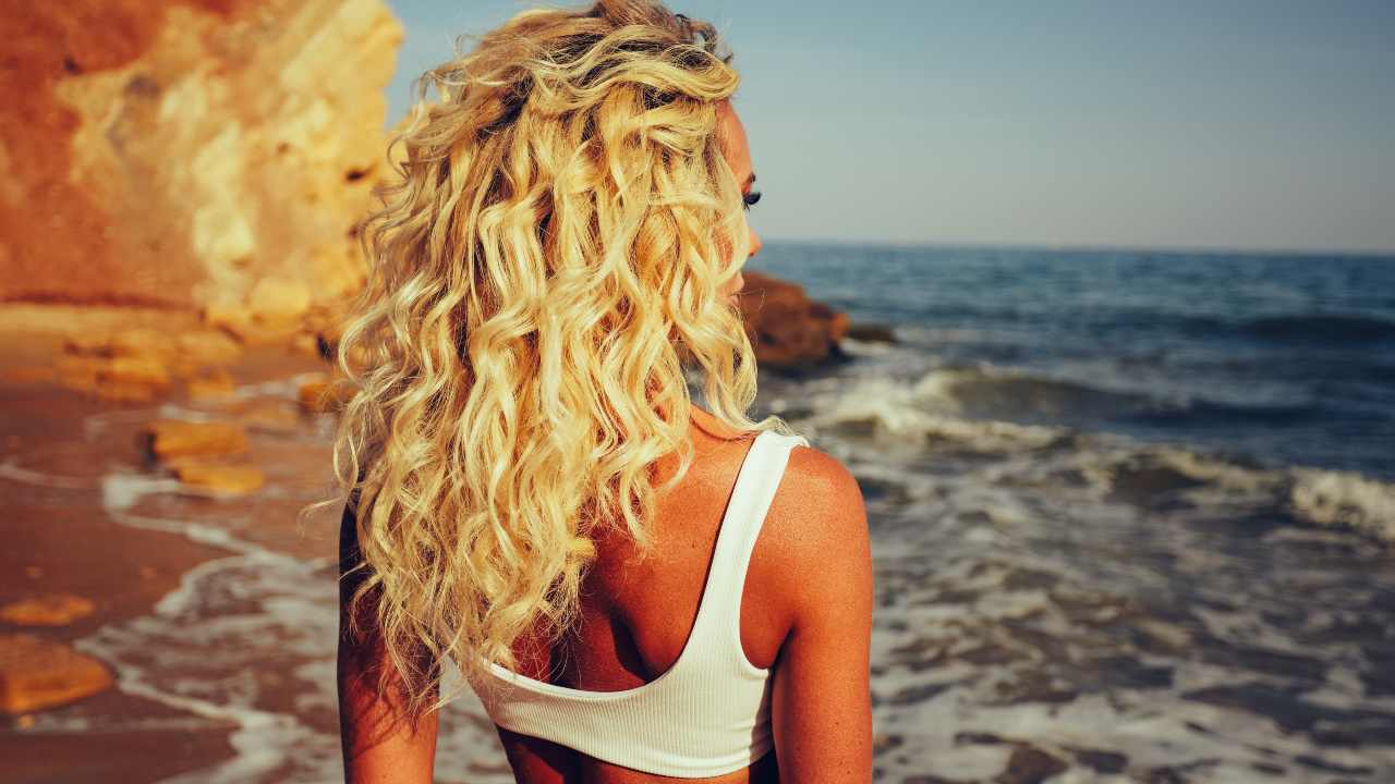 capelli biondi mare