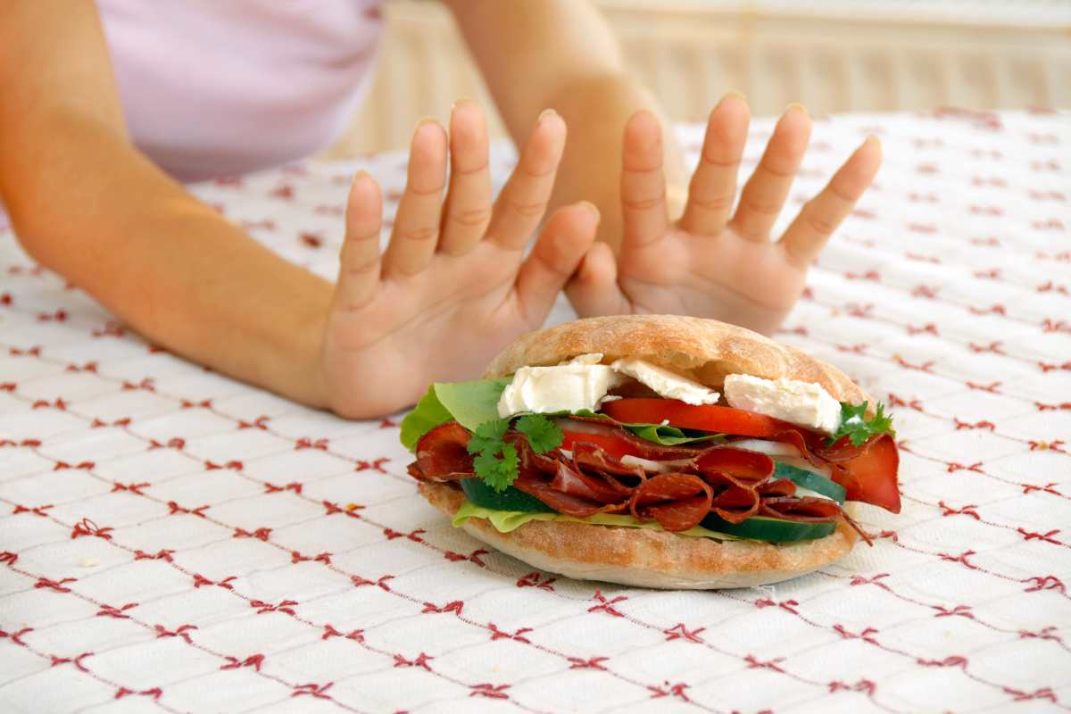 Donna che rifiuta un panino