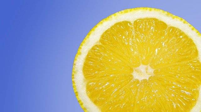 Lo sapevi che puoi sempre il succo di limone senza tagliarlo? Scopri come! 