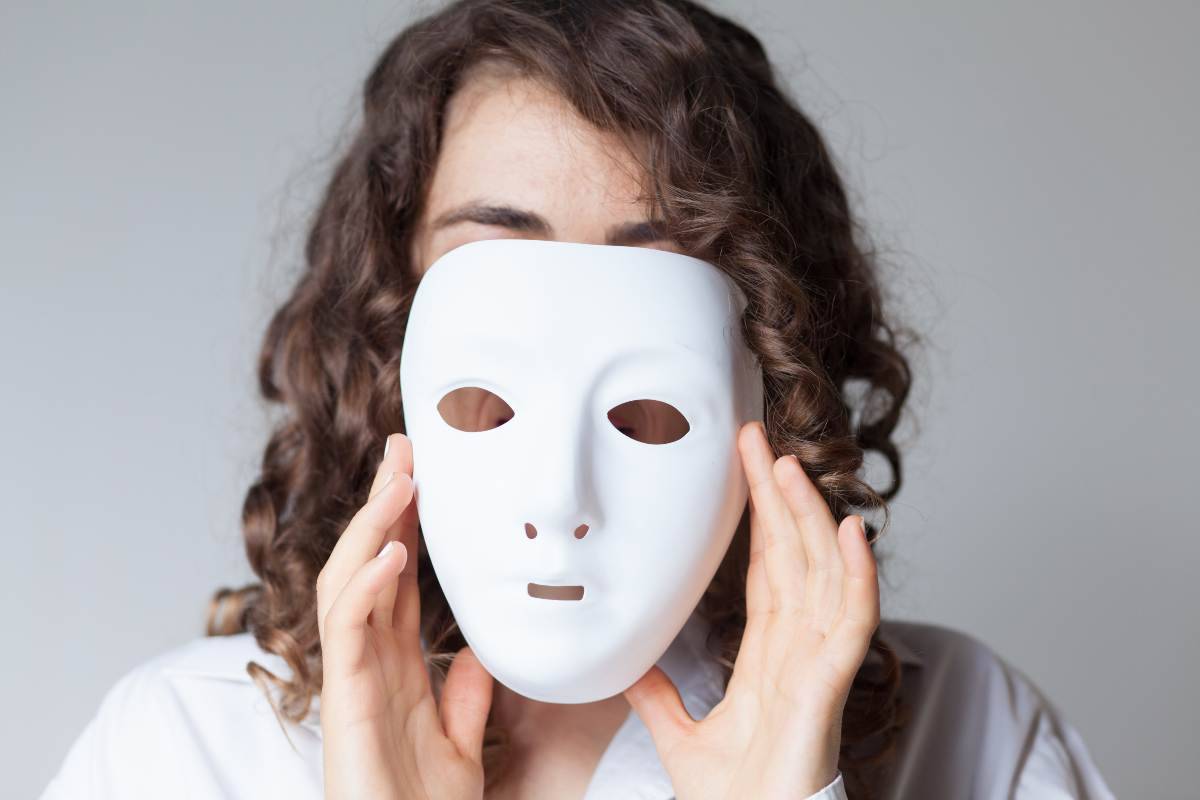 Donna con maschera bianca da teatro