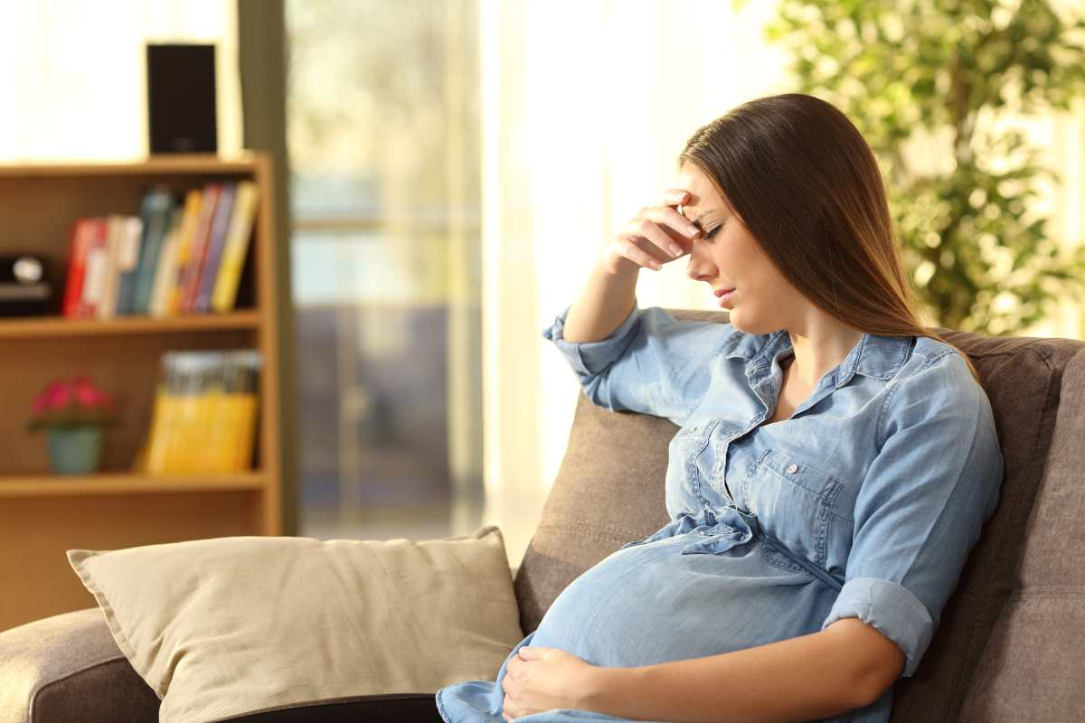 donna incinta preccupata