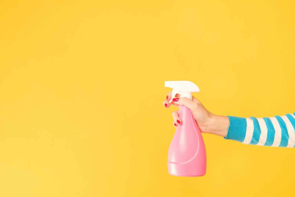 Come creare uno spray deodorante per casa e tessuti con l'ammorbidente 