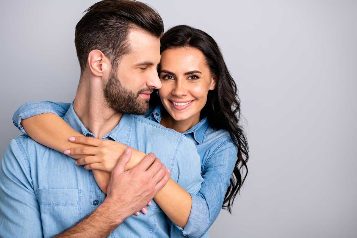 uomo che guarda la sua compagna