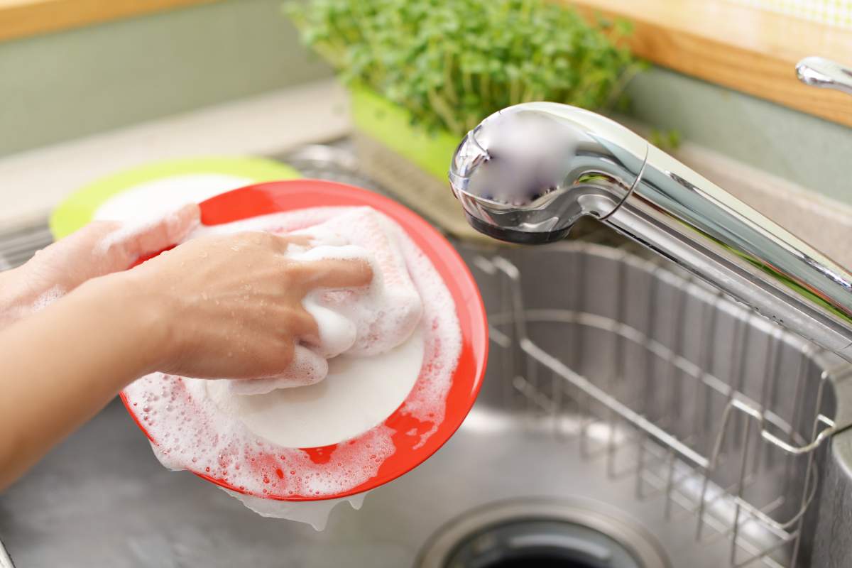 Lavare le stoviglie evita gli errori