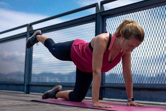 Esercizi facili per un rapido consumo calorico: allenamento breve