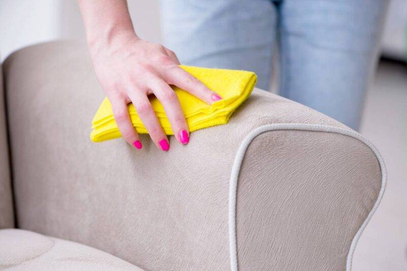 Come pulire il divano non sfoderabile: trucchi veloci