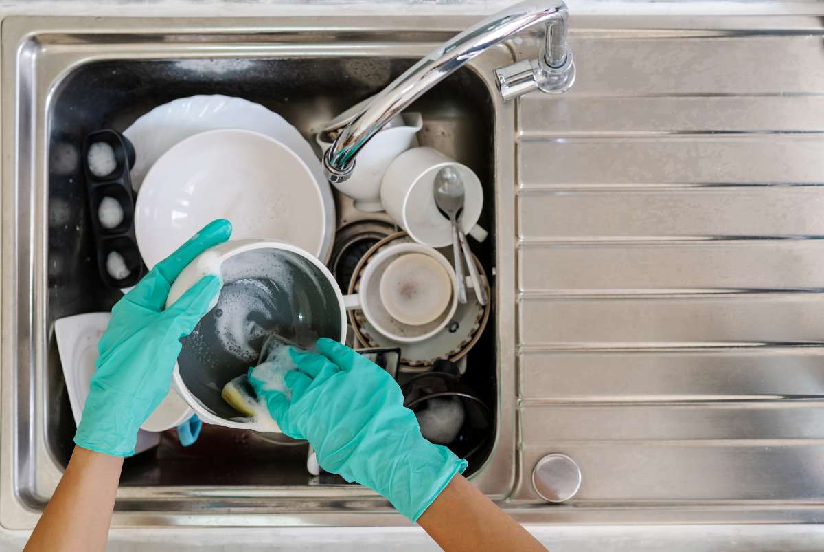 Come lavare i piatti: tutti i trucchi ecologici e antispreco 