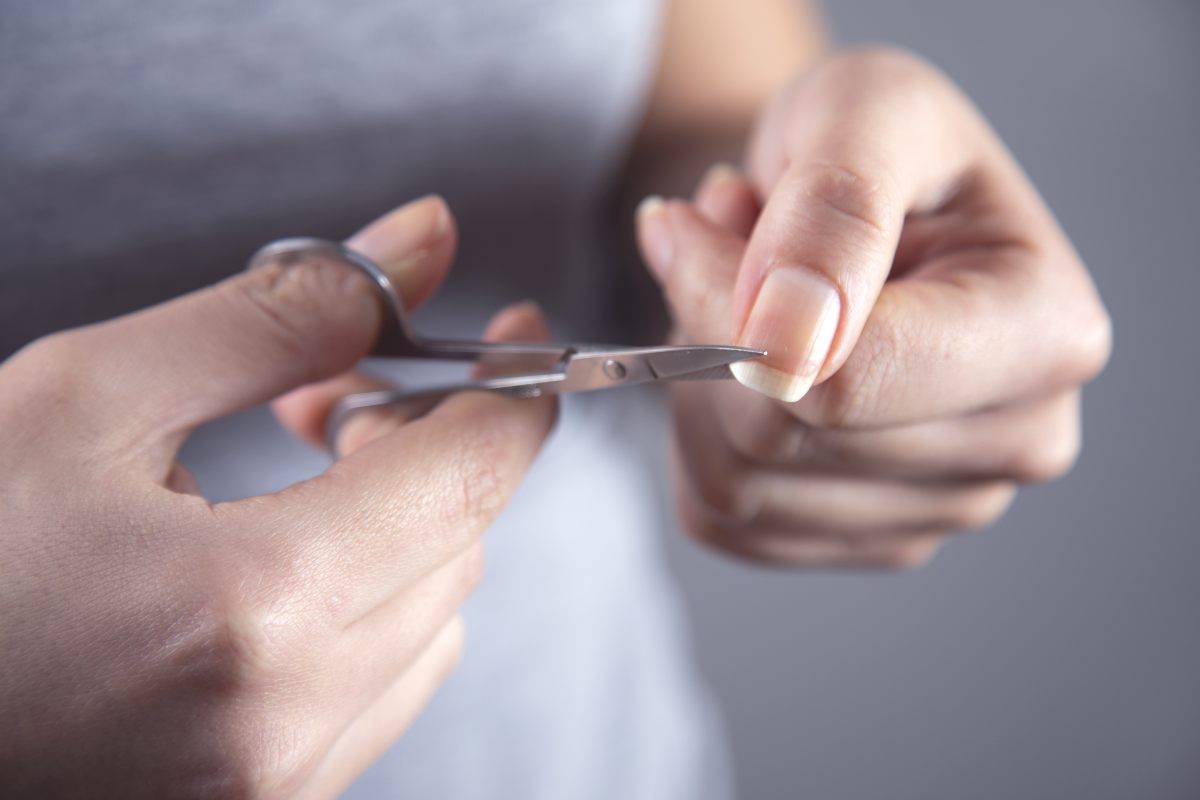 Tagliare le unghie di mani e piedi correttamente