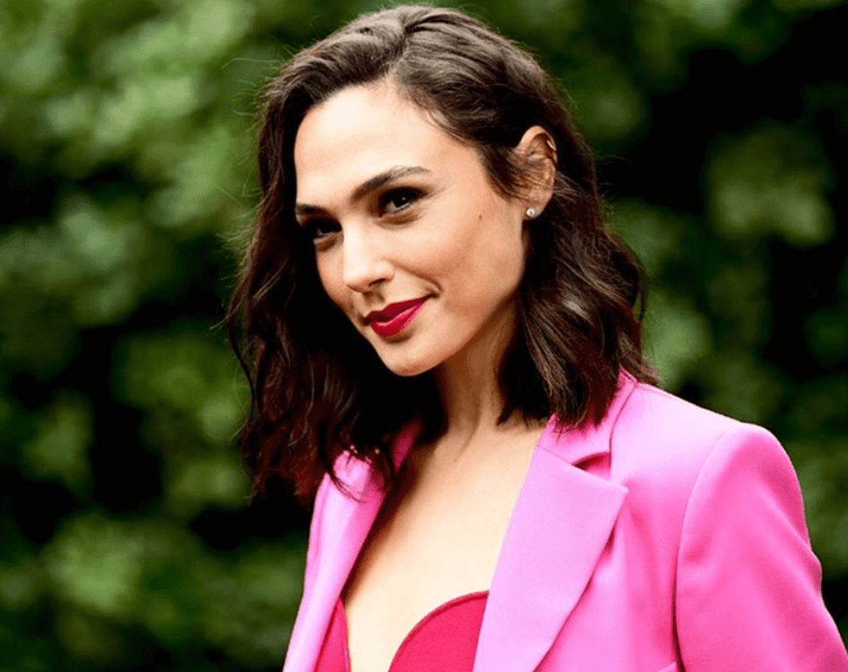 Rosa e rosso vanno bene insieme? Consigli per l'outfit