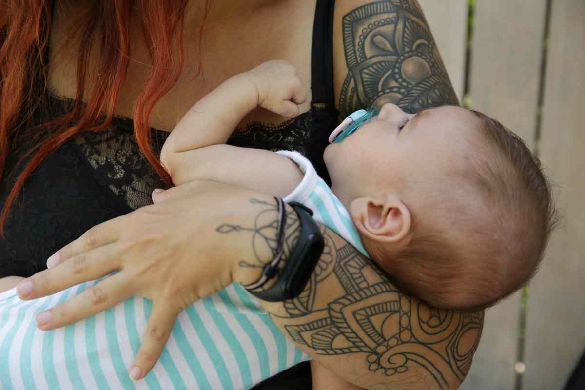 Perché sarebbe meglio non fare tatuaggi durante l'allattamento