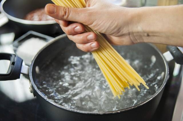 Come riutilizzare l'acqua di cottura della pasta: trucchi geniali