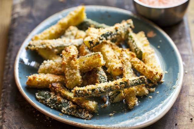 Bastoncini di zucchine croccanti, solo 120 calorie per 100 grammi!