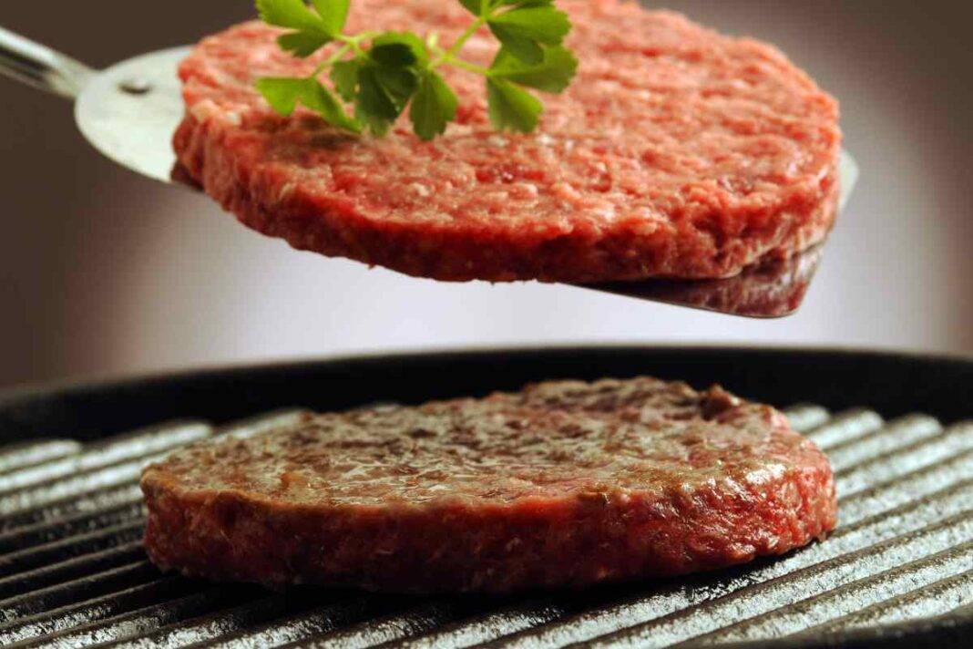 Come cucinare l'hamburger perfetto ecco il trucco