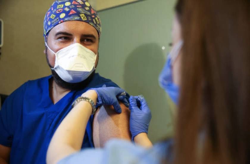 Johnson&Johnson, problemi per un volontario dopo il vaccino anti Covid (Getty Images)