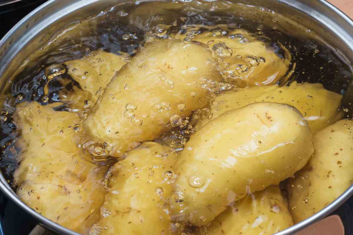 Come utilizzare l'acqua di cottura delle patate