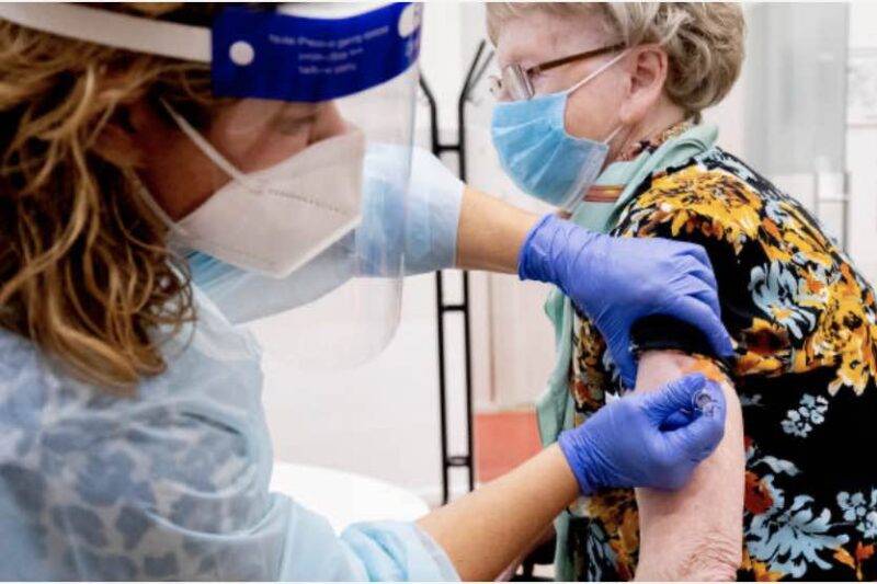 Vaccino, gratis per le categorie più fragili e gli over 60 (Getty Images)