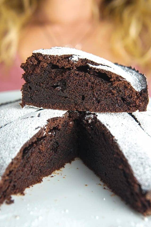 Torta all'acqua al cioccolato, senza lattosio, solo 120 calorie!