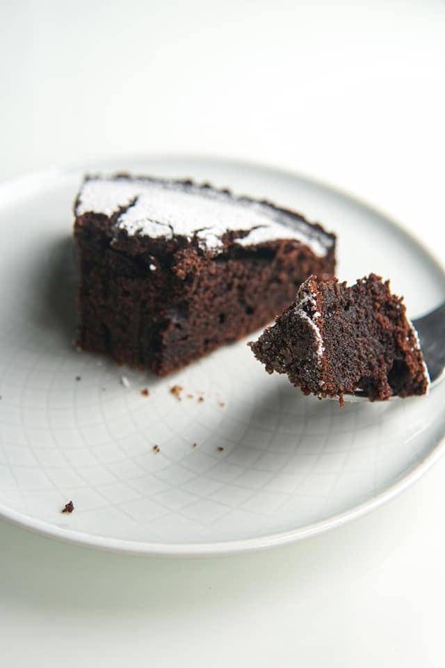 Torta all'acqua al cioccolato, senza lattosio, solo 120 calorie!