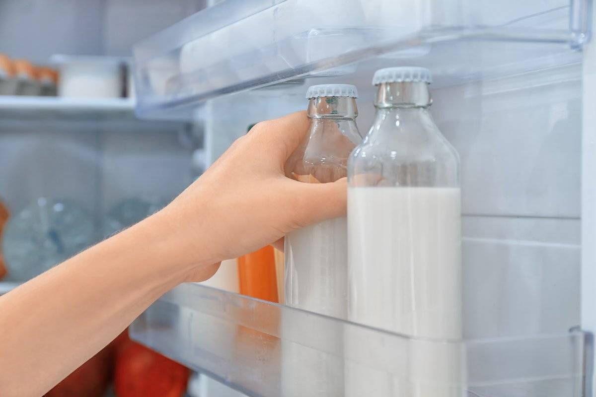 Latte nella porta del frigo? Ecco perché non dovresti tenerlo lì!