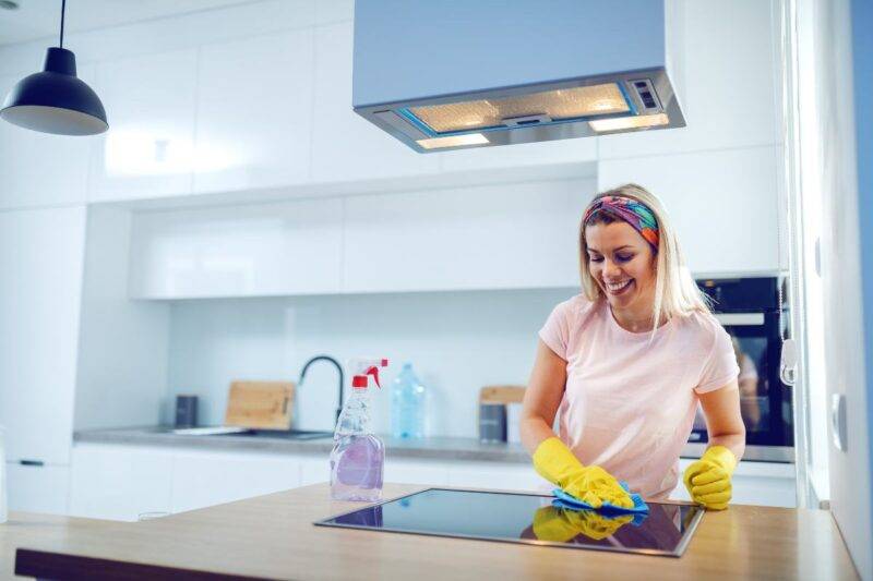 Come pulire a fondo la cucina: trucchi efficaci e pratici
