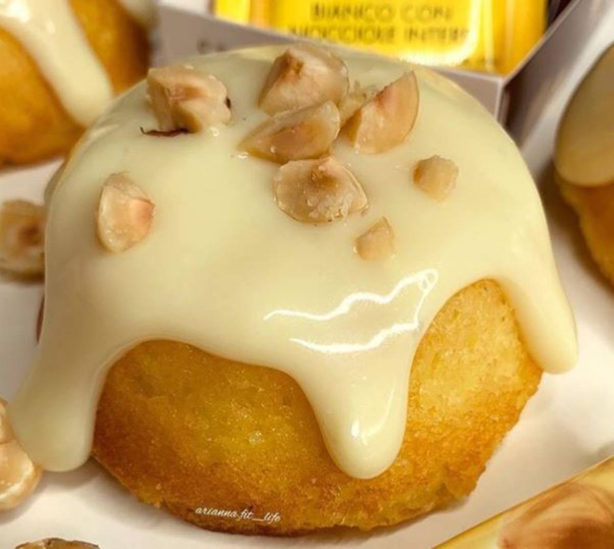 Tortina soffice al cioccolato bianco e nocciole senza zucchero