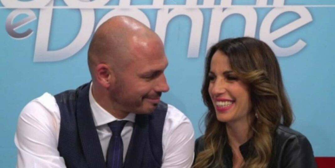 Uomini e Donne, la coppia annuncia il matrimonio Uomini e Donne, la coppia annuncia il matrimonio