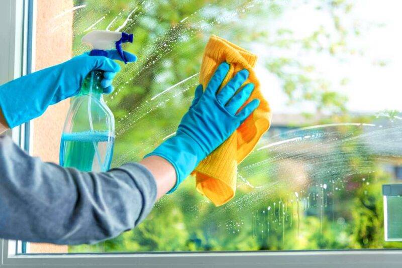 Per pulire i vetri senza lasciare aloni devi usare questo trucco