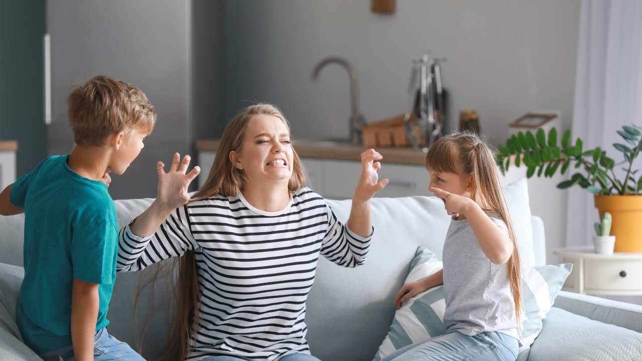 bambini si comportano male con mamma