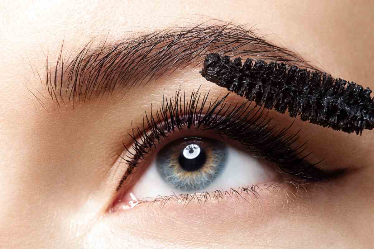occhio con mascara primo piano