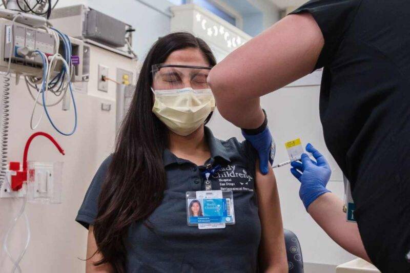 Vaccino Covid in Italia, la prima dose a un'infermiera (Getty Images)