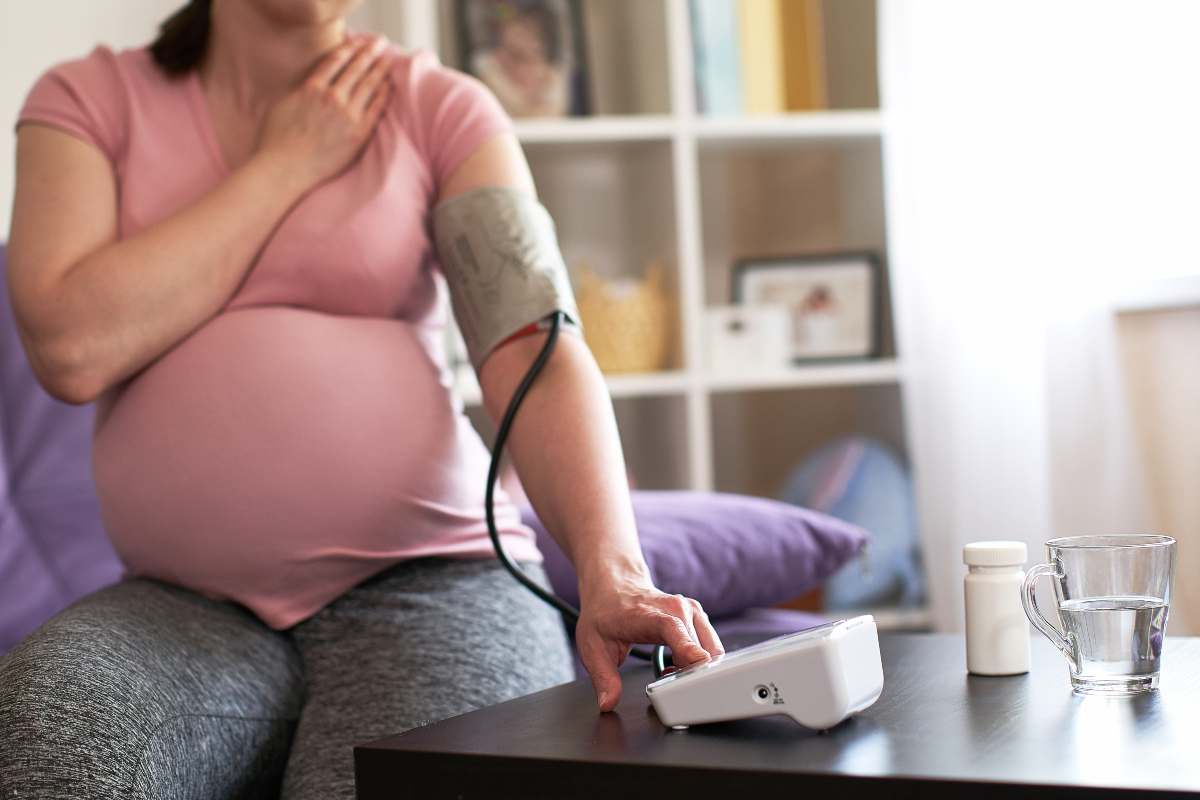 donna incinta si misura la pressione del sangue 