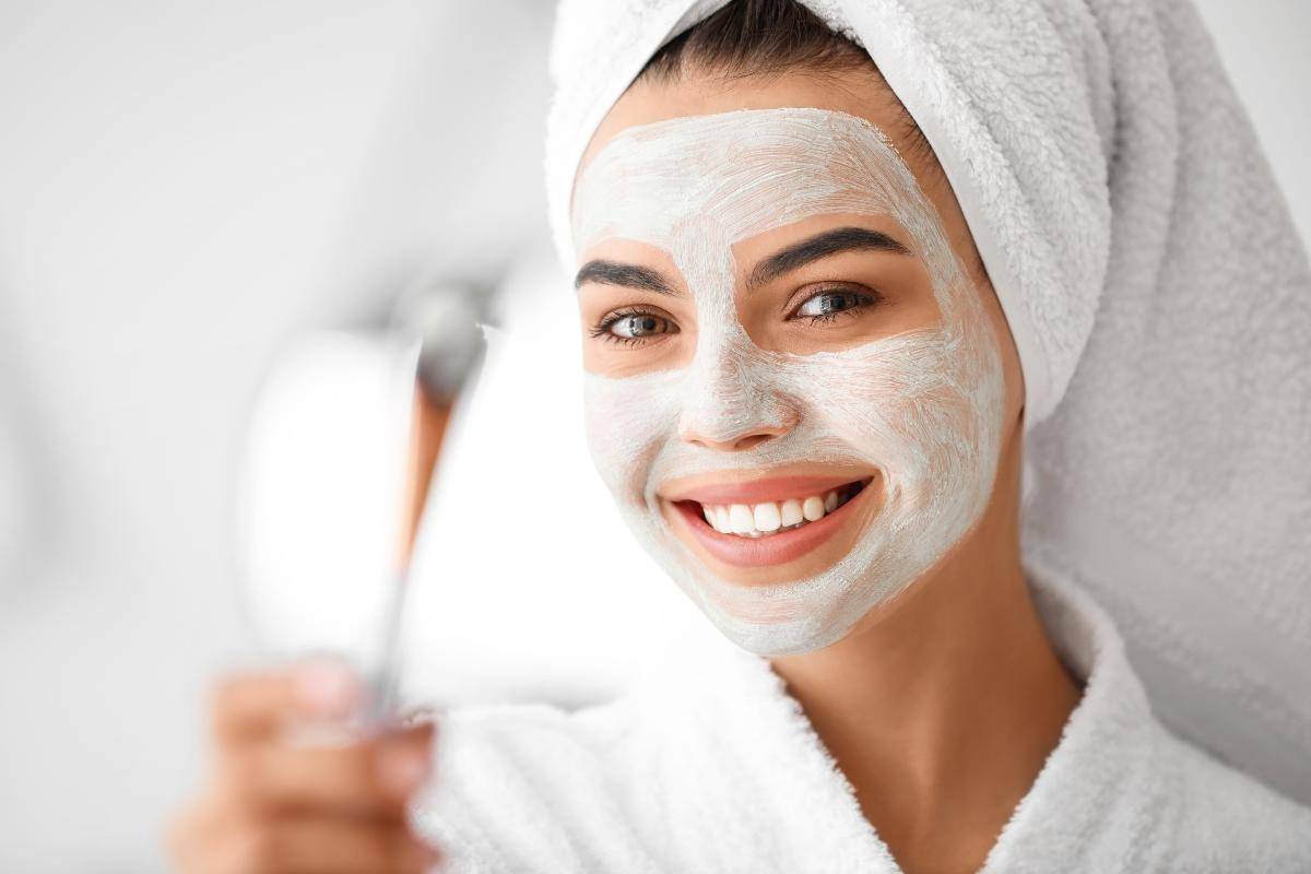 donna con maschera di bellezza