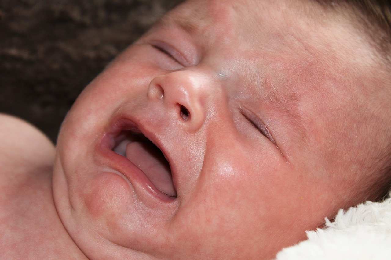 neonato che piange 