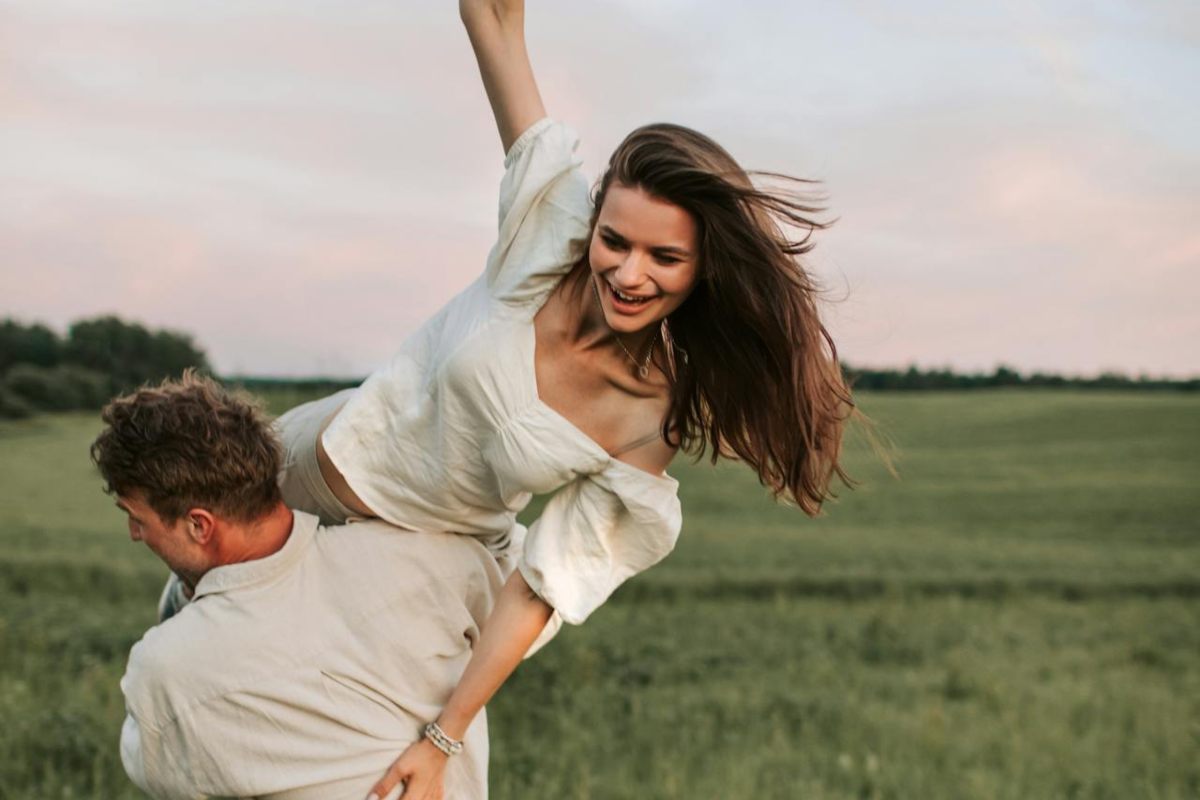 Ragazza in braccio a un ragazzo