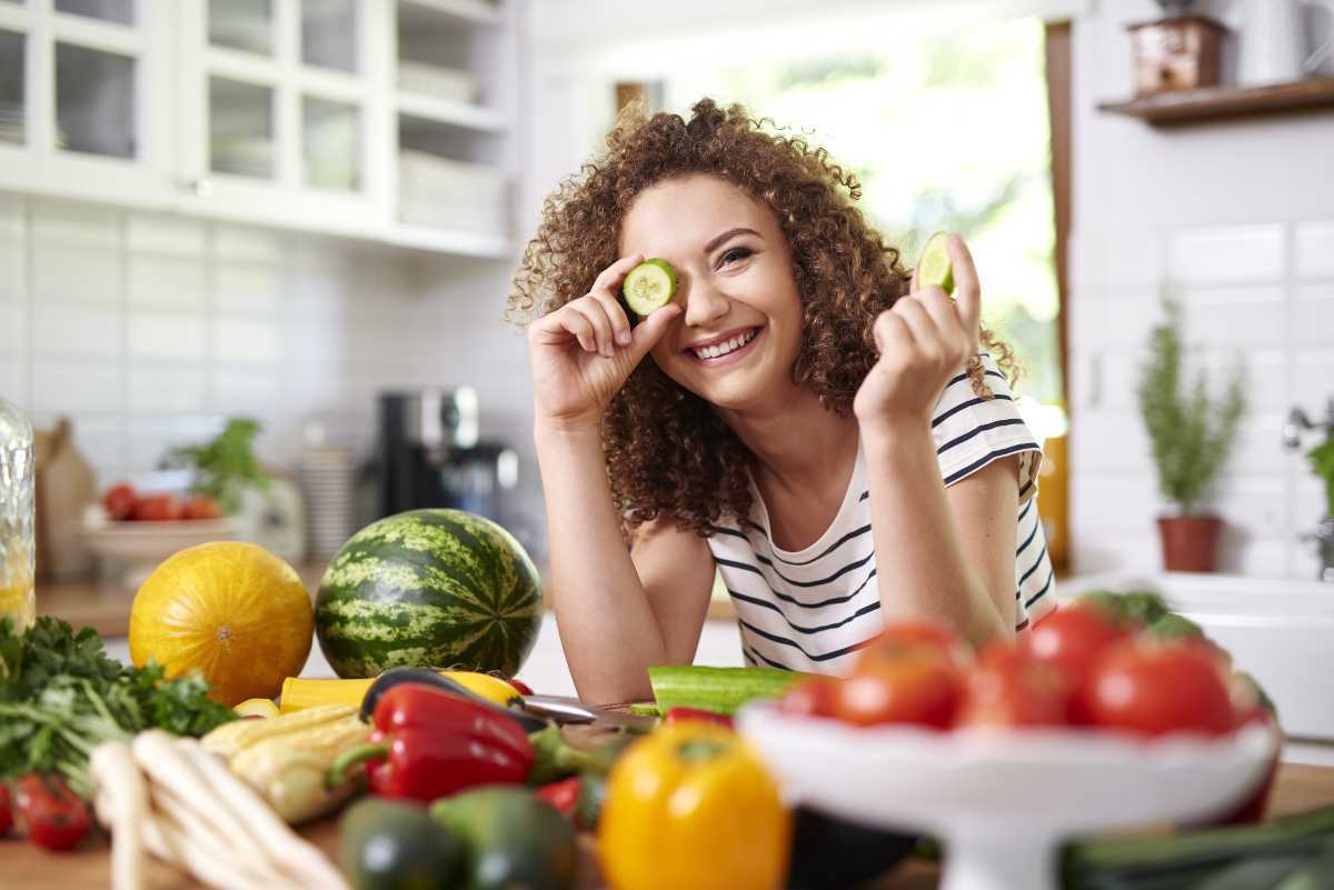 donna con frutta e verdura