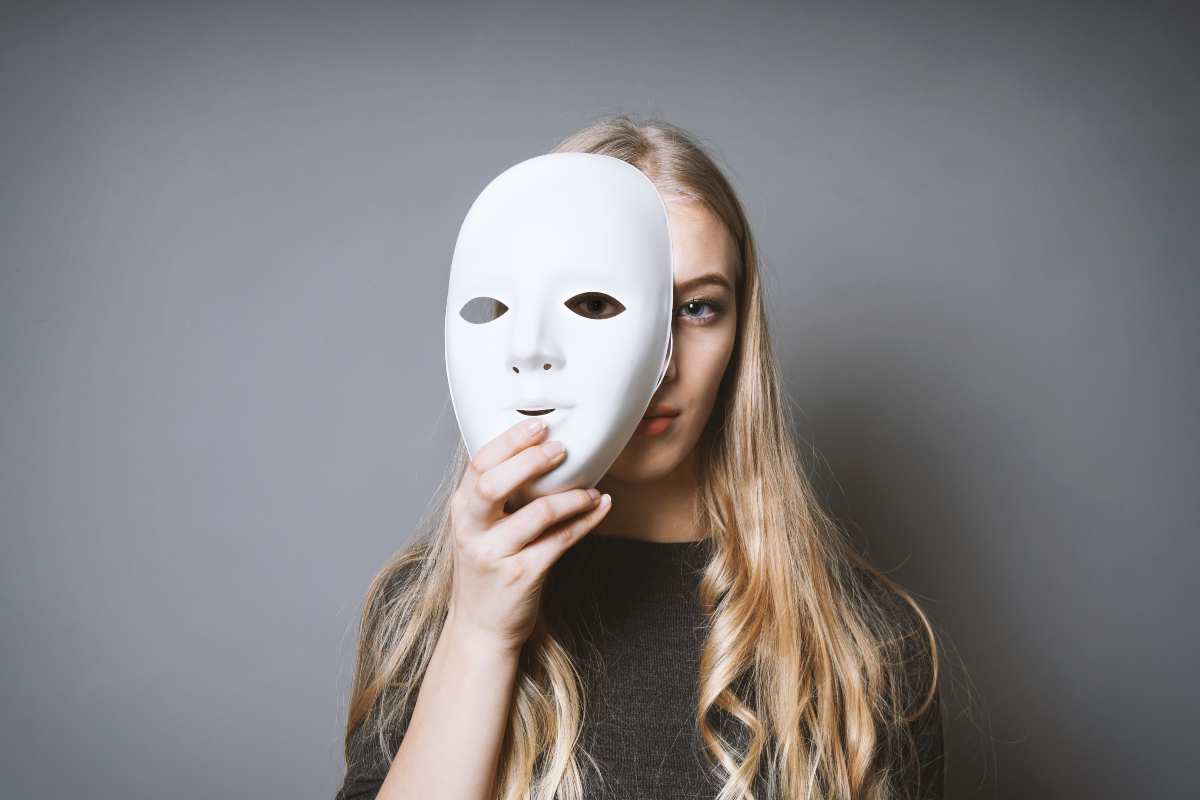 donna con maschera