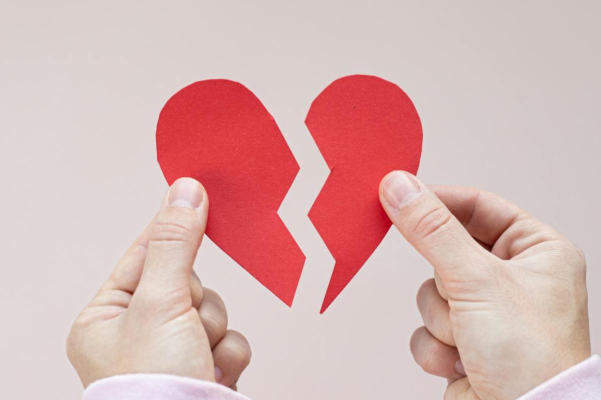 Cuore spezzato di cartoncino rosso