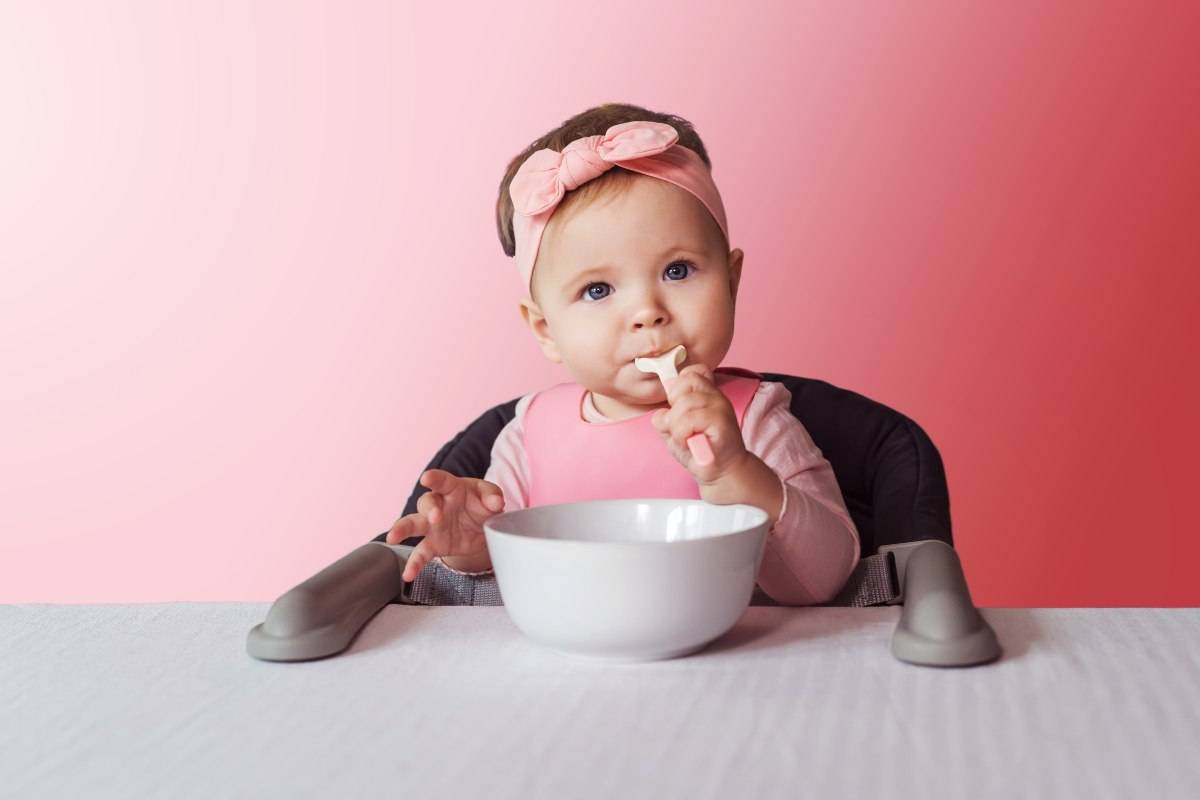 neonata che mangia 