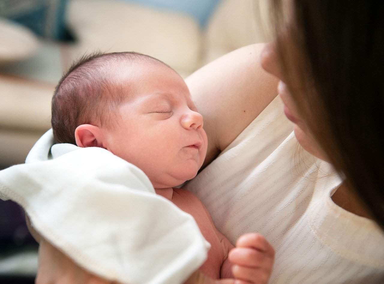 Neonato e mamma primo piano 