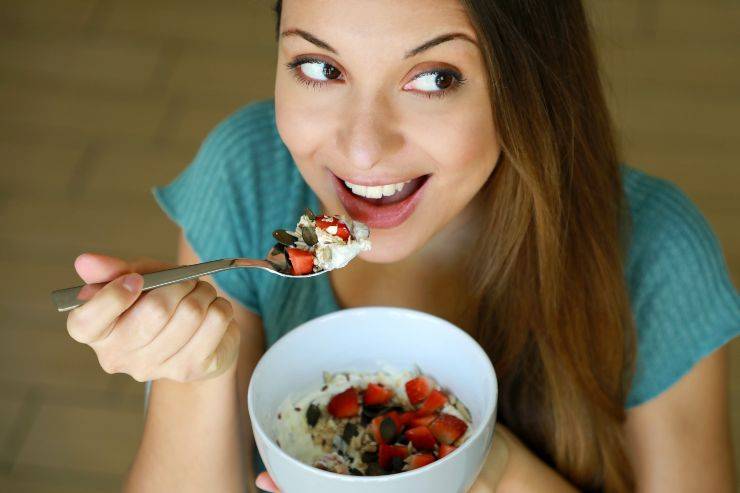 donna con yogurt