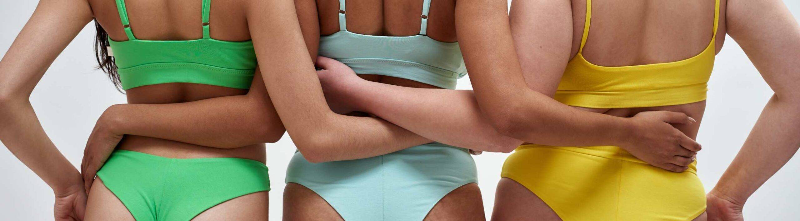 donne che si abbracciano