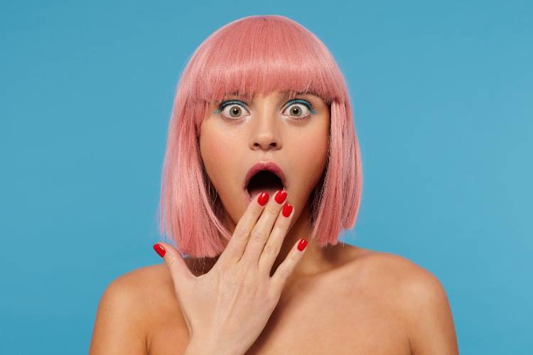 ragazza con capelli rosa 