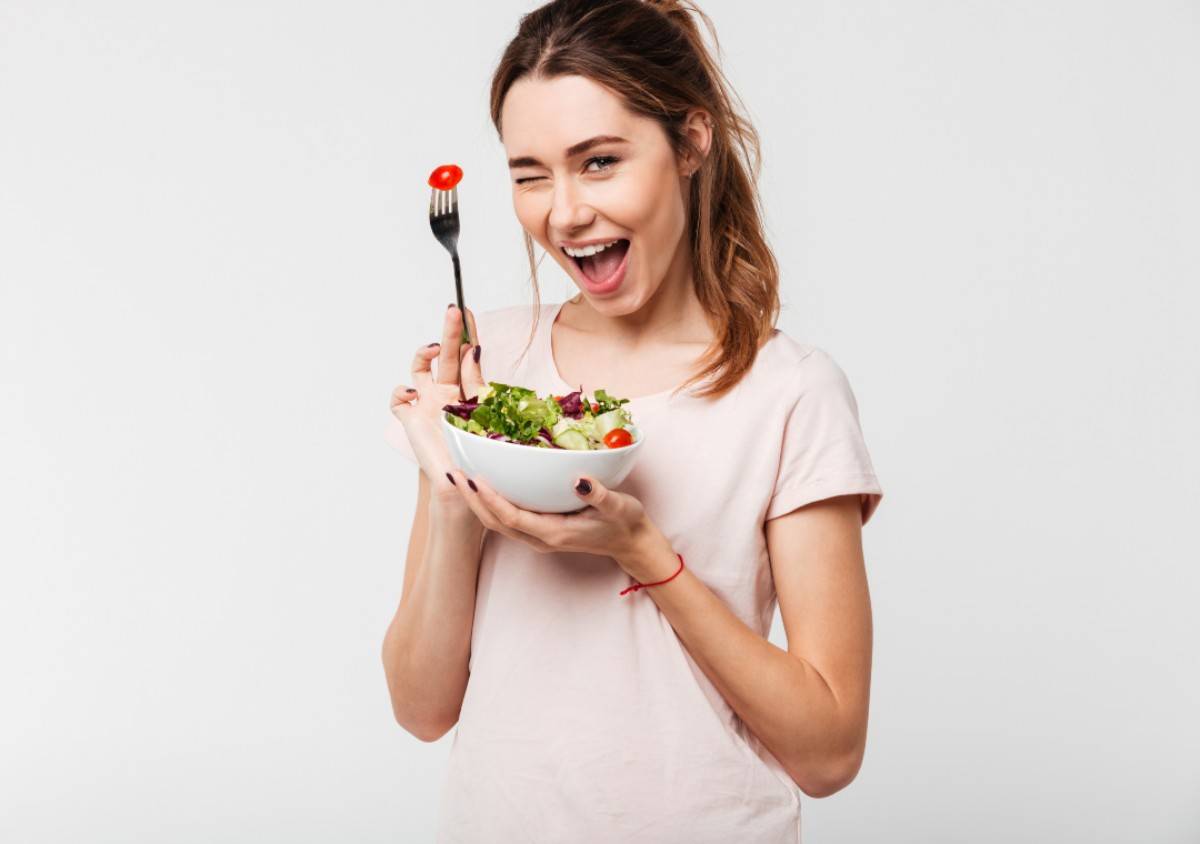 donna con insalata